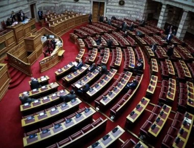 Τα κομπολόγια και τα… πουλάκια παρακολουθούν την συζήτηση! (φώτο)
